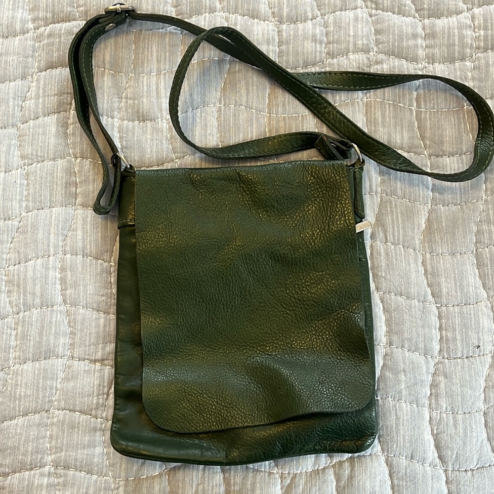 Leather crossbody from Italy - green - like new